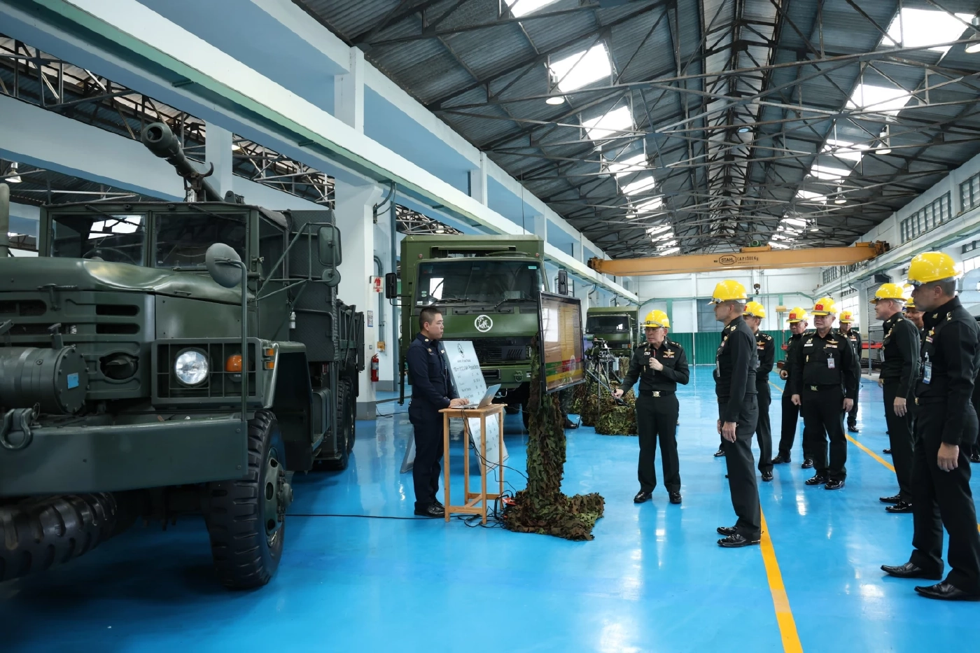 ปลัด กห. ดูการซ่อมปืนใหญ่ ATMG ที่ใช้สนับสนุนภารกิจชายแดน ทภ.2