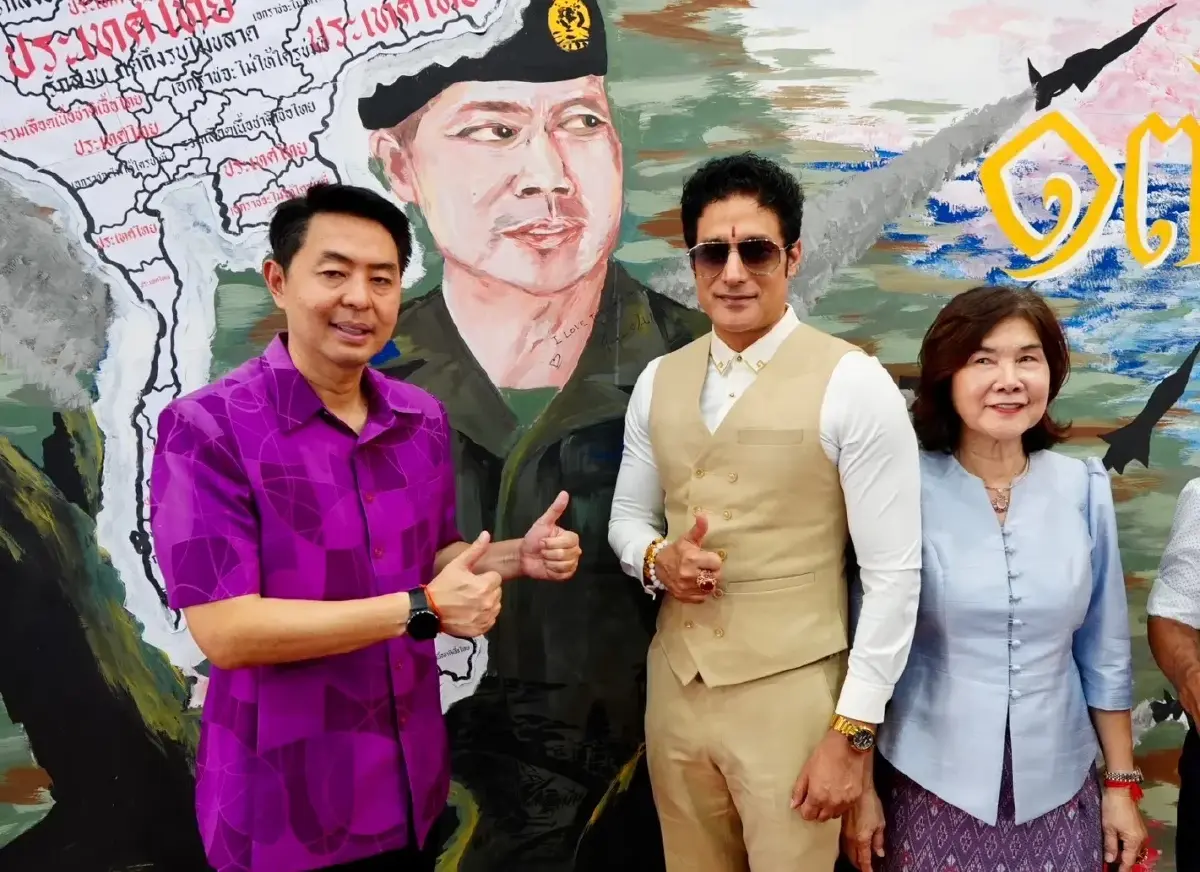 "กากัน มาลิก" เขียน "I love Thailand" บนรูปวาด "แม่ทัพภาคที่ 2"