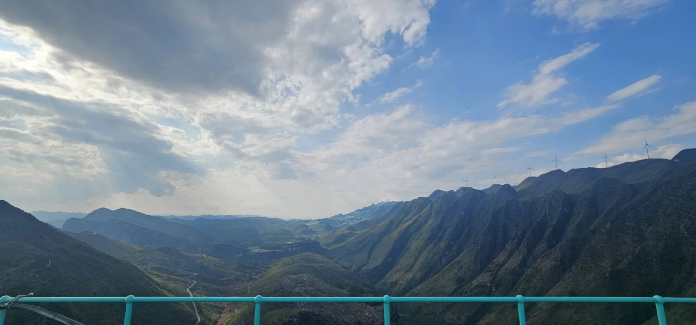 "จีน" เปิดแลนด์มาร์คใหม่ในกุ้ยโจว “สะพานหุบเขาฮัวเจียง”