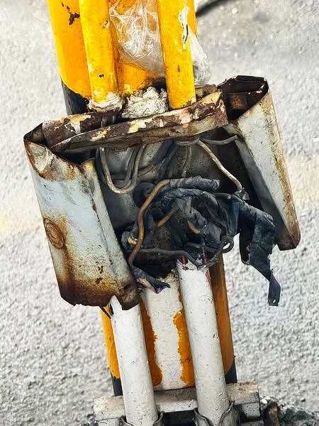 เตือนภัย! อย่าจับเสาไฟ "ลานจอดรถ" มั่วๆ อาจถึงขั้นเสียชีวิตจาก "ไฟดูด-ไฟรั่ว" ได้