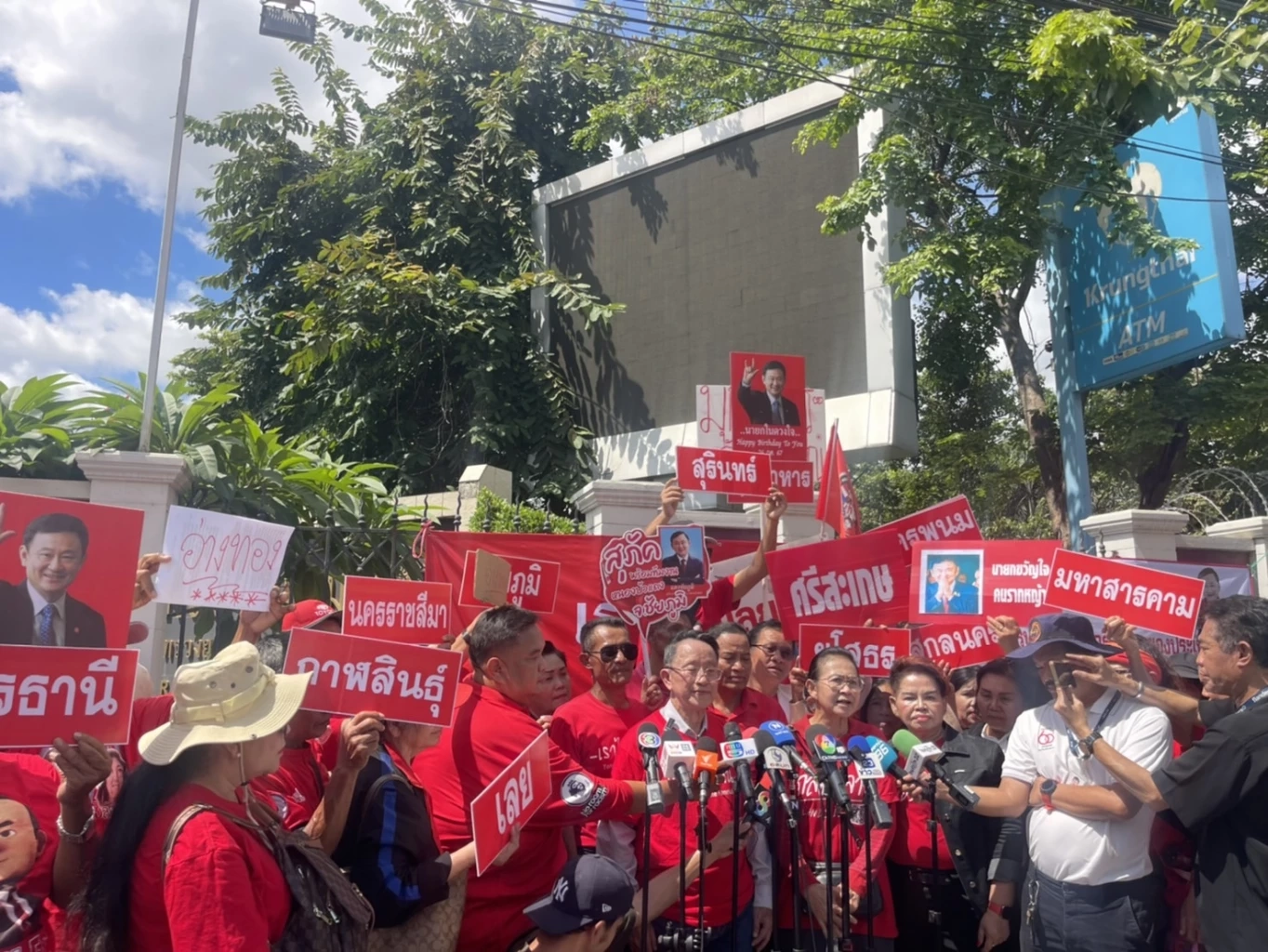 "ทักษิณ" ยังอ่อนเพลีย-ปวดตัว ตามปกติของผู้สูงอายุ "คนเสื้อแดง" แห่ให้กำลังใจ