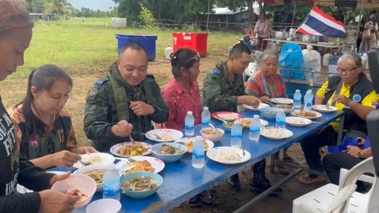 ทหาร-ชาวบ้านหนองหญ้าแก้ว ล้อมวงกินข้าวเคลียร์ใจ ปมปักธงชาติ