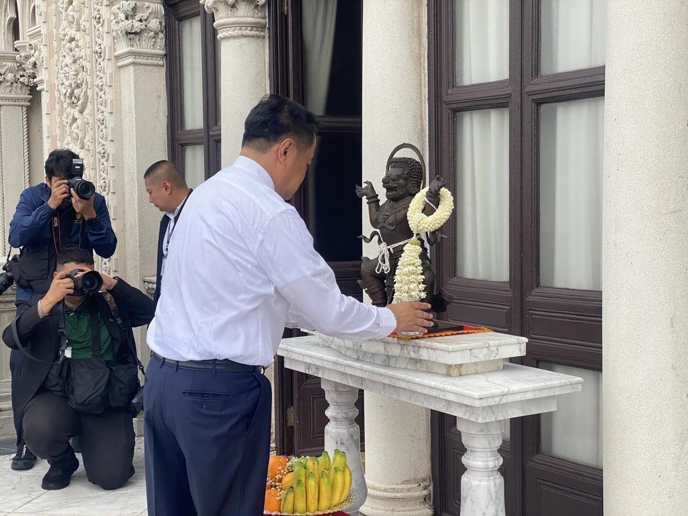 เปิดคลิป! "นายกฯหนู" สายมู อุ้มอัญเชิญ "องค์นรสิงห์จำลอง" สมัยลุงตู่สร้าง