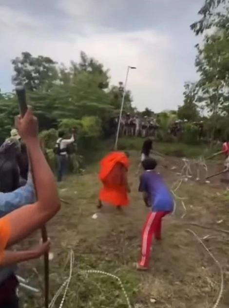 ด่วน! ตำรวจ คฝ.บ้านหนองหญ้าแก้ว ใช้ "กระสุนยาง-แก๊สน้ำตา" หลัง "ม็อบกัมพูชา" บุกรื้อลวดหนาม