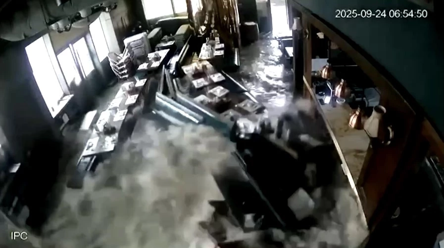 เปิดภาพวงจรปิดนาทีระทึก! น้ำซัดทะลักท่วมร้านอาหาร หลัง ไต้ฝุ่นรากาซา ถล่มฮ่องกง