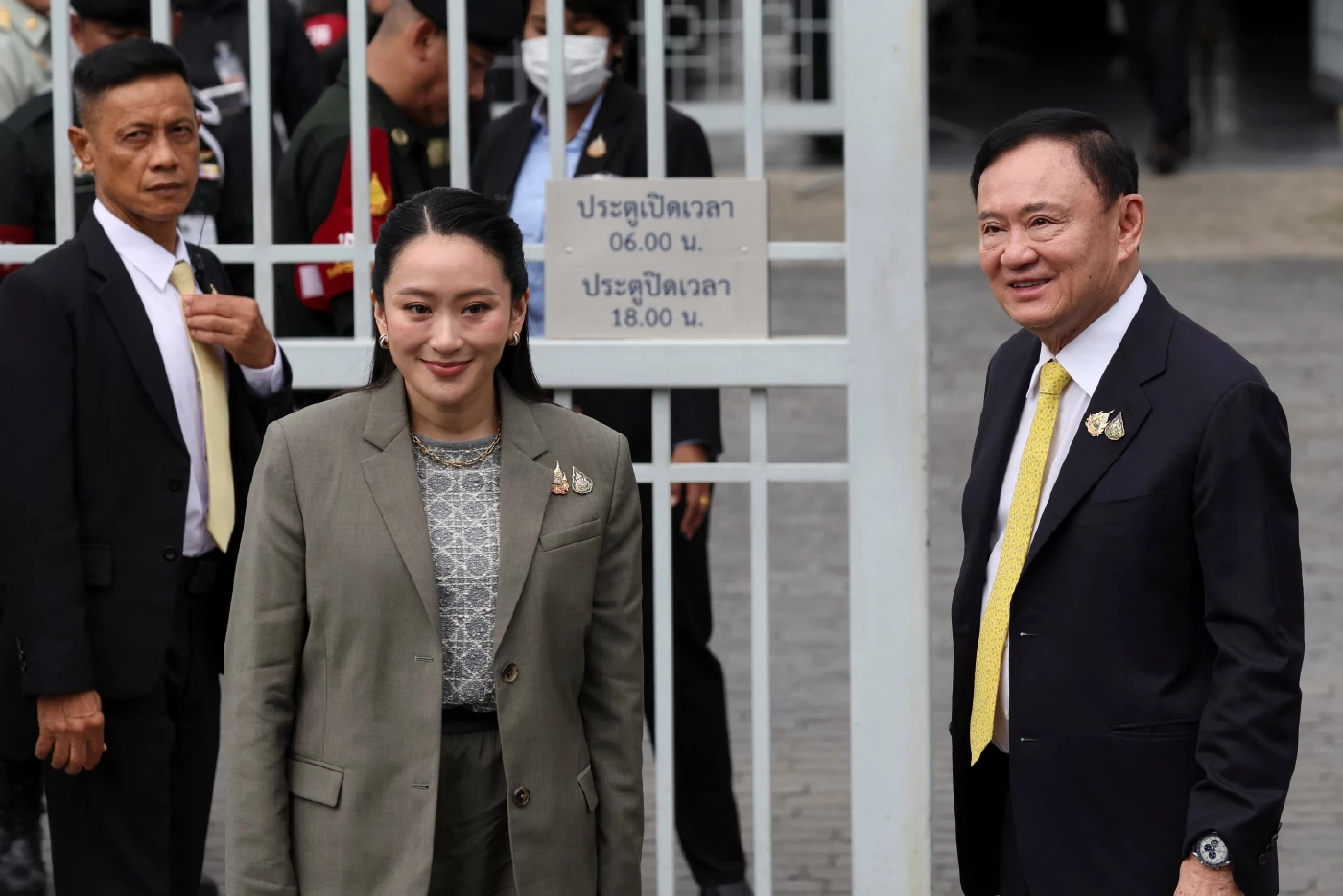 แพทองธาร ชินวัตร (ซ้าย) ทักษิณ ชินวัตร (ขวา)