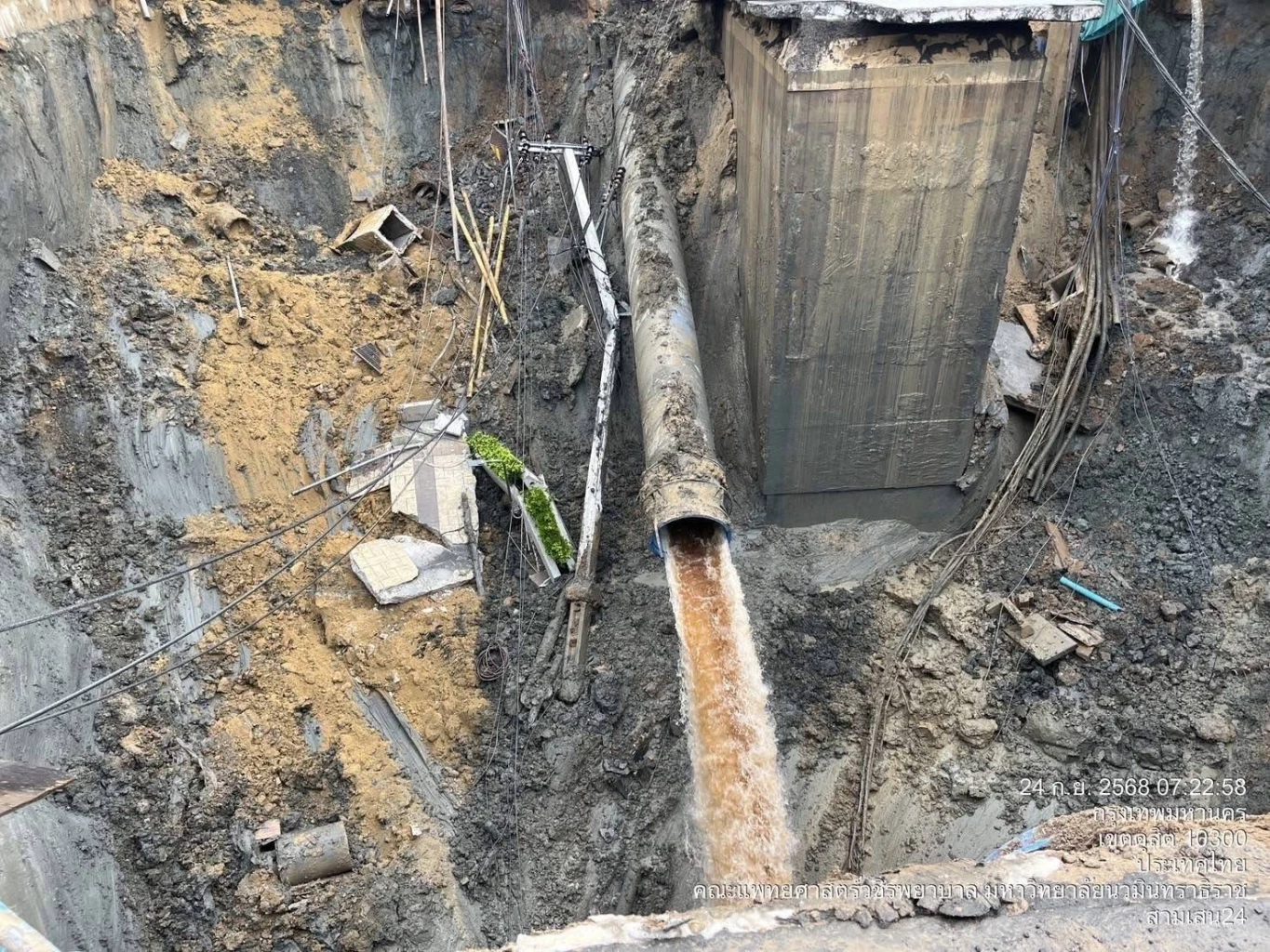 ด่วน! เขตดุสิต ประกาศปิดจราจร ‘แยกวชิรพยาบาล’ หลังถนนทรุดตัวหนัก