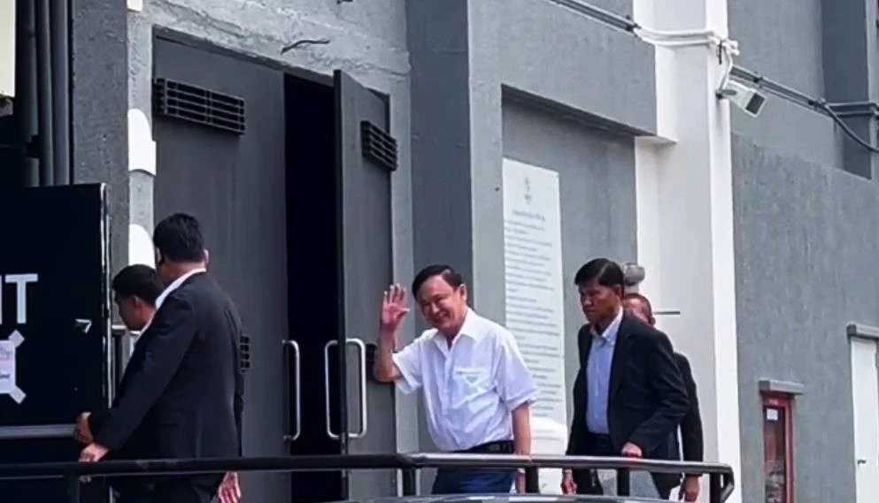 "ทักษิณ" เข้าเพื่อไทย เลี่ยงเจอสื่อเข้าหลังตึก แต่ยังหันมาโบกมือทักทาย