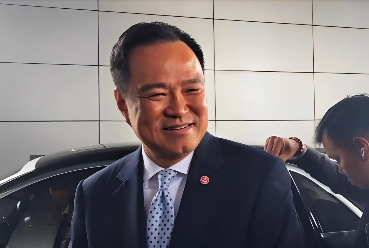 "อนุทิน" ยิ้มรับ ปัดตอบ หลังถูกโยงถนนทรุด เอี่ยว "ชิโน-ไทย"