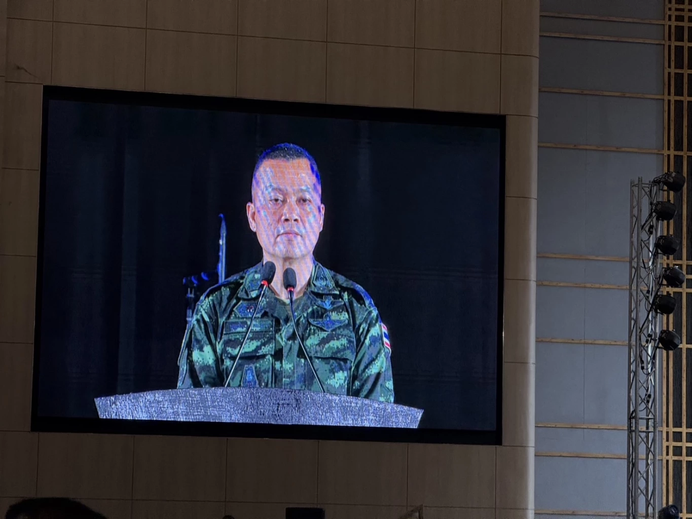 มข.แทบแตก! เยาวชน กว่า5 พันคน แห่ฟังแม่ทัพภาค 2 บรรยายพิเศษ