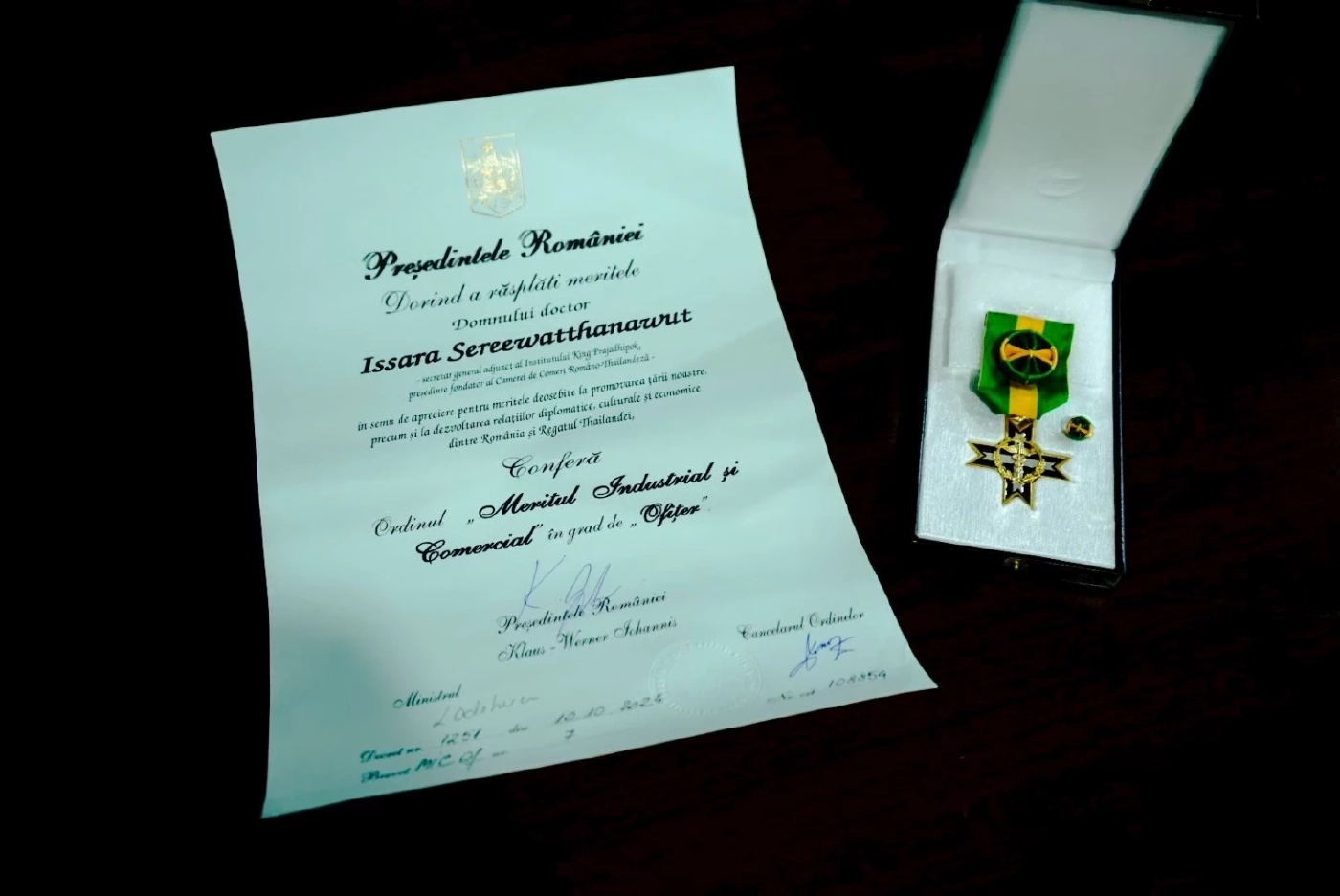 โปรดเกล้าฯ พระราชทานพระบรมราชานุญาตให้ “อิสระ เสรีวัฒนวุฒิ” ประดับเครื่องอิสริยาภรณ์โรมาเนีย