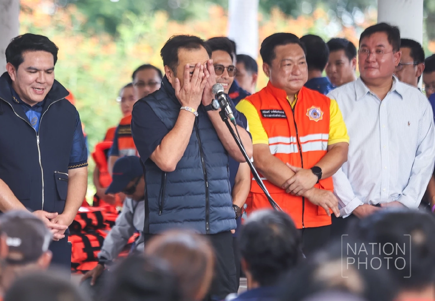 นายกฯอนุทิน ลุยตรวจน้ำท่วมวิเศษชัยชาญ เหมาผักบุ้ง-เลี้ยงน้ำชงชาวบ้าน