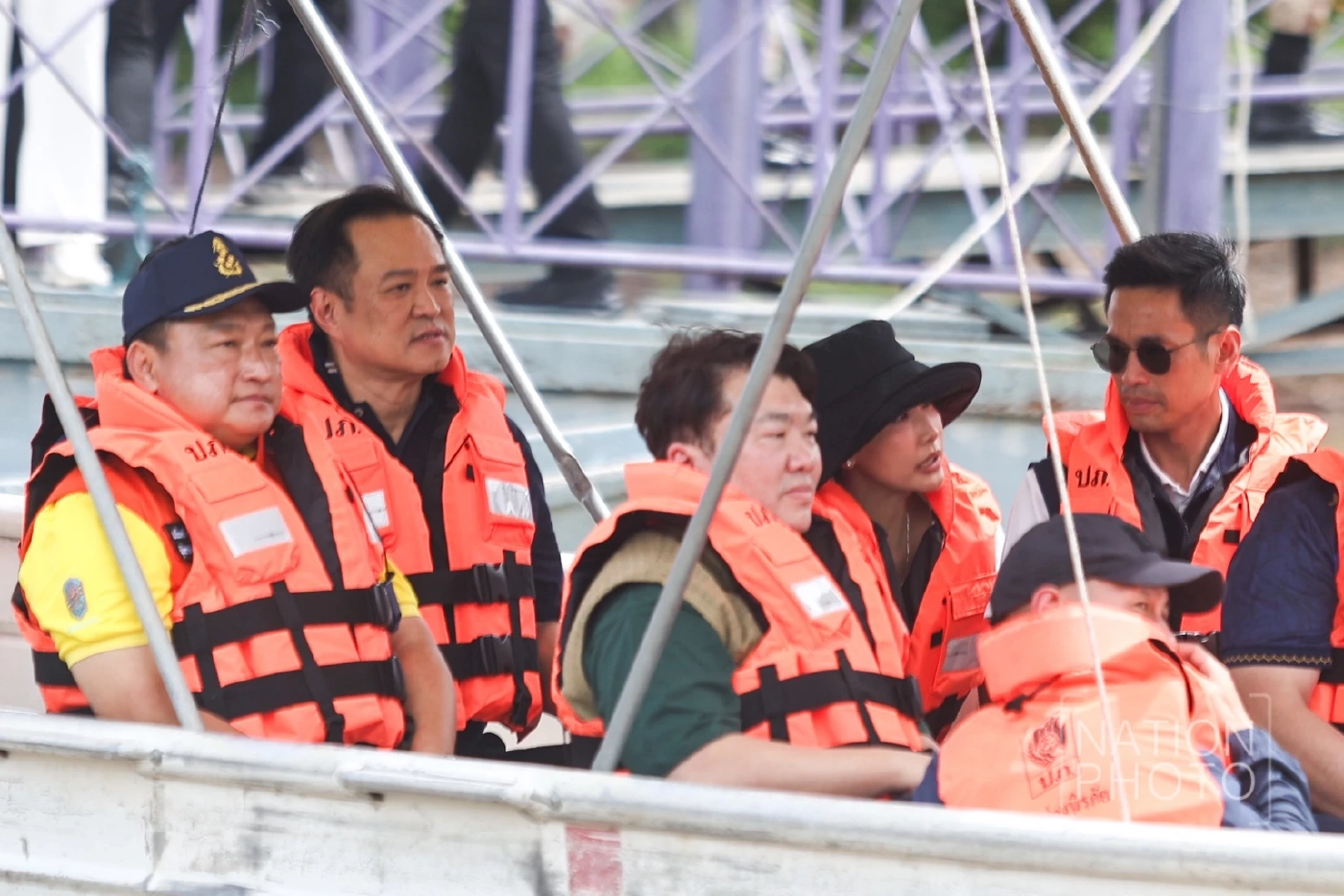 นายกฯอนุทิน ลุยตรวจน้ำท่วมวิเศษชัยชาญ เหมาผักบุ้ง-เลี้ยงน้ำชงชาวบ้าน