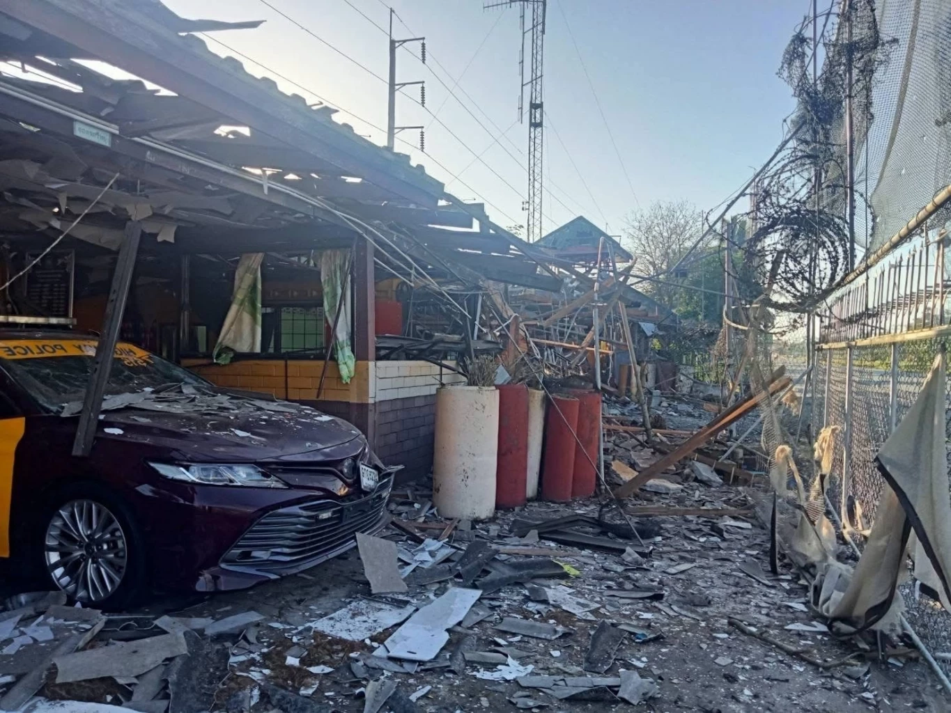 คนร้ายใช้ จยย.บอมบ์ บึ้มป้อม ตร.ปัตตานี เผาโรงงานไม้ยางรือเสาะ