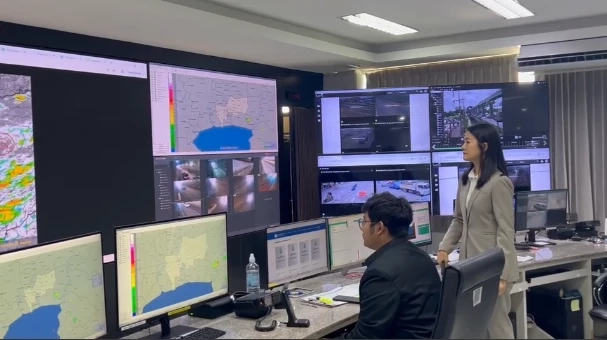 “ธีรรัตน์” ลงพื้นเร่งระบายน้ำท่วมขัง ฝนถล่ม กทม.ฝั่งตะวันออก