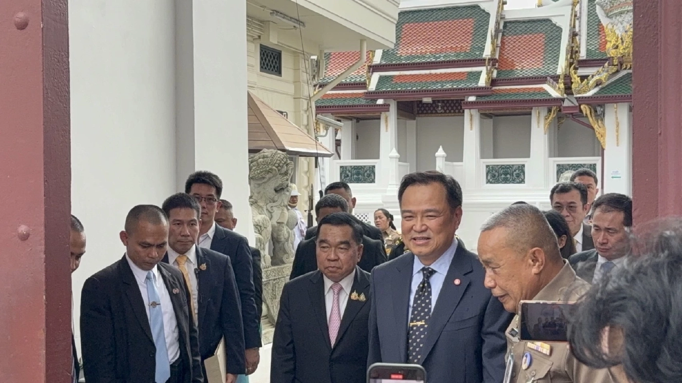 "นายกฯหนู" ไหว้ "ศาลหลักเมือง-วัดพระแก้ว" ก่อนนำรายชื่อ ครม. ขึ้นทูลเกล้าฯ เย็นนี้