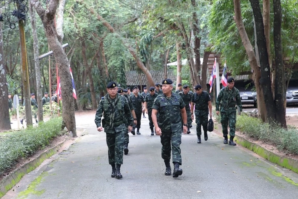 "ผบ.ทบ." ลงพื้นที่ชายแดน สระแก้ว ตรวจความพร้อมปฏิบัติให้สอดคล้องรัฐบาล