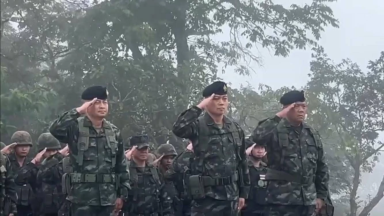 มทภ.2 นำร้องเพลงชาติไทย บนภูมะเขือ ในวันพระราชทานธงชาติไทย(คลิป)