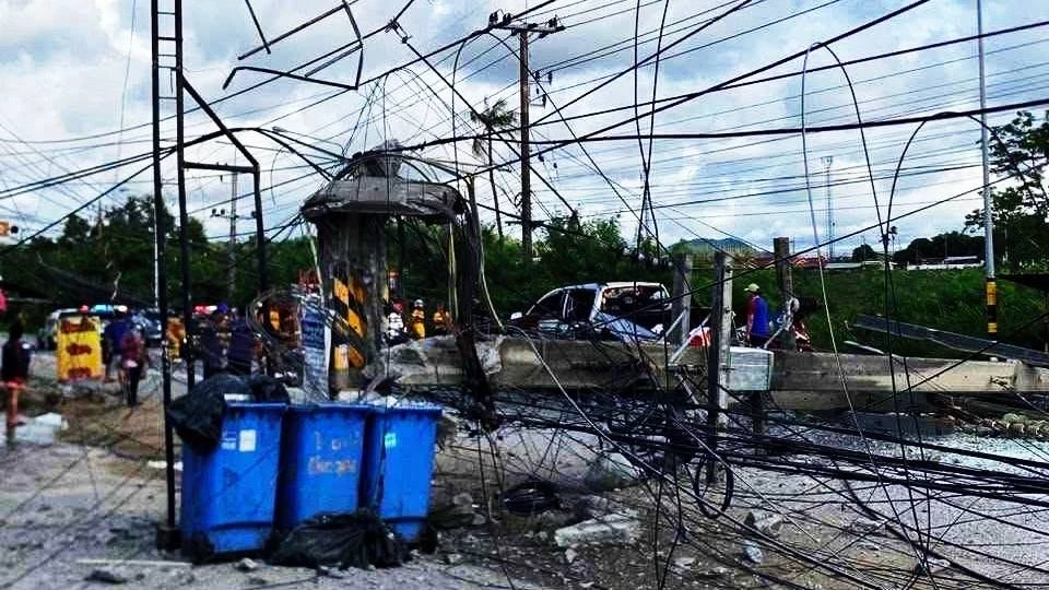 กระบะซิ่งชน "เสาไฟฟ้า" ล้ม 12 ต้น รถอีก 2 คันซวยโดนลูกหลงด้วย