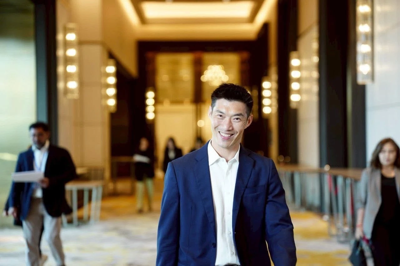 ธนาธร มีประสบการณ์ในโลกธุรกิจ