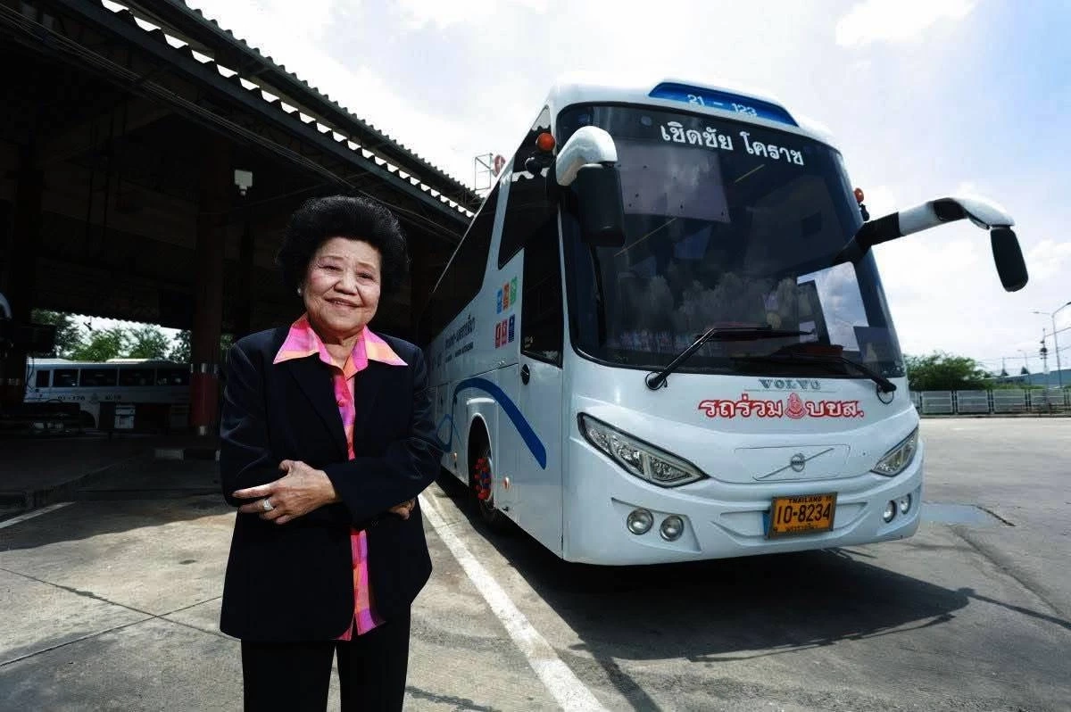 เศร้า! ปิดตำนาน "เจ้าแม่รถทัวร์" สิ้น "เจ๊เกียว" หญิงแกร่งเมืองย่าโม​