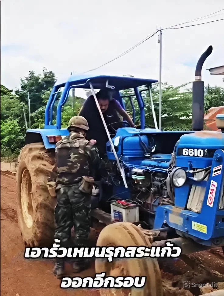 สะใจคนไทย! \"กัน จอมพลัง\" ขับรถไถพุ่งชนรั้ว \"กัมพูชา\" พังกระจุย (มีคลิป)