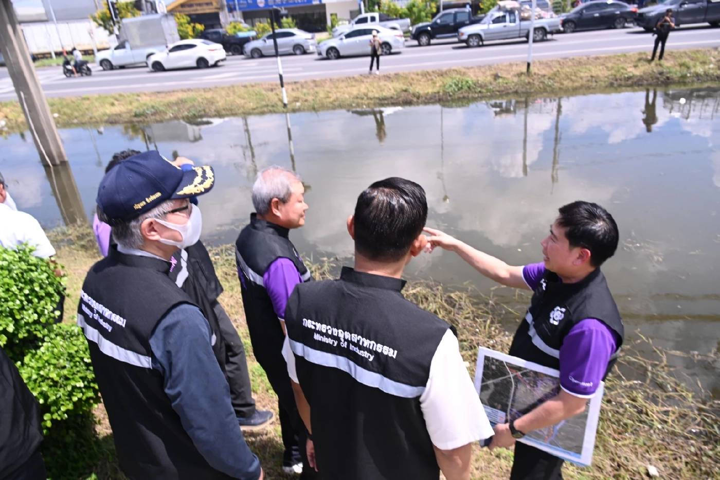 “ธนกร” ตรวจเข้มนิคมฯ บางปะอิน ย้ำบทเรียนน้ำท่วมปี 2554