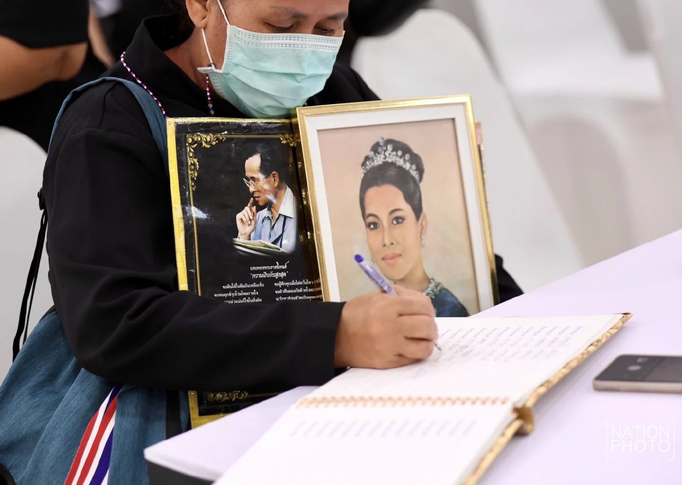 พสกนิกรชาวไทยทยอยเข้าถวายน้ำสรงพระบรมศพ หน้าพระฉายาลักษณ์  "สมเด็จพระพันปีหลวง"