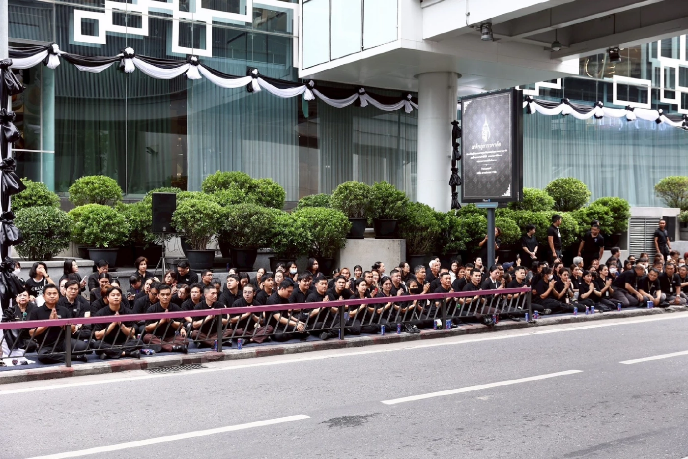 สยามพิวรรธน์ นำพนักงานเฝ้าฯ รับเสด็จและถวายความอาลัย