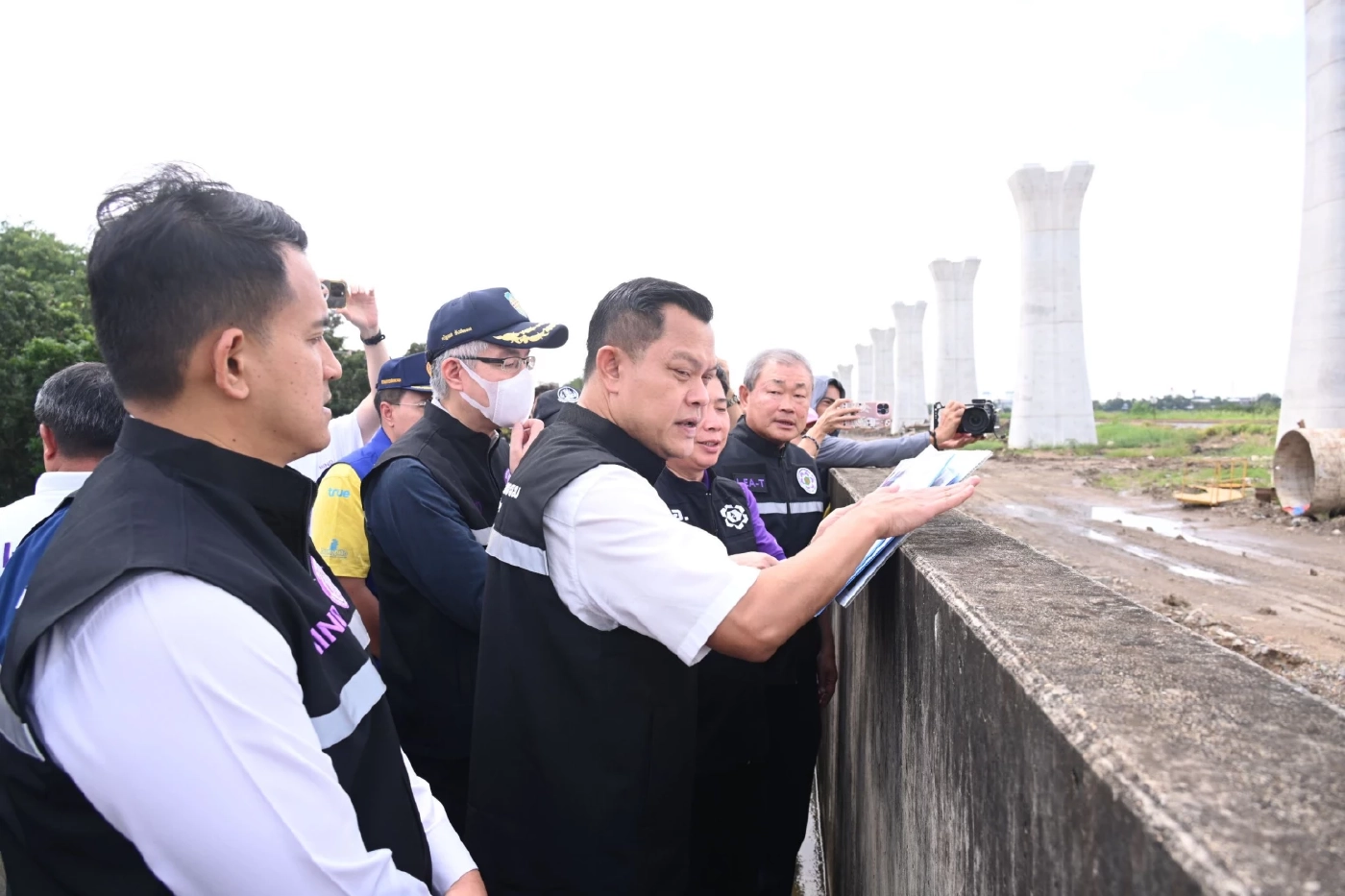 “ธนกร” ตรวจเข้มนิคมฯ บางปะอิน ย้ำบทเรียนน้ำท่วมปี 2554