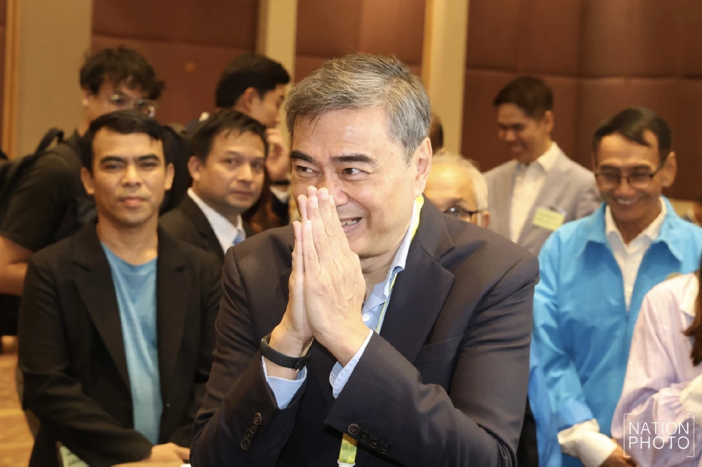 นายอภิสิทธิ์ เวชชาชีวะ