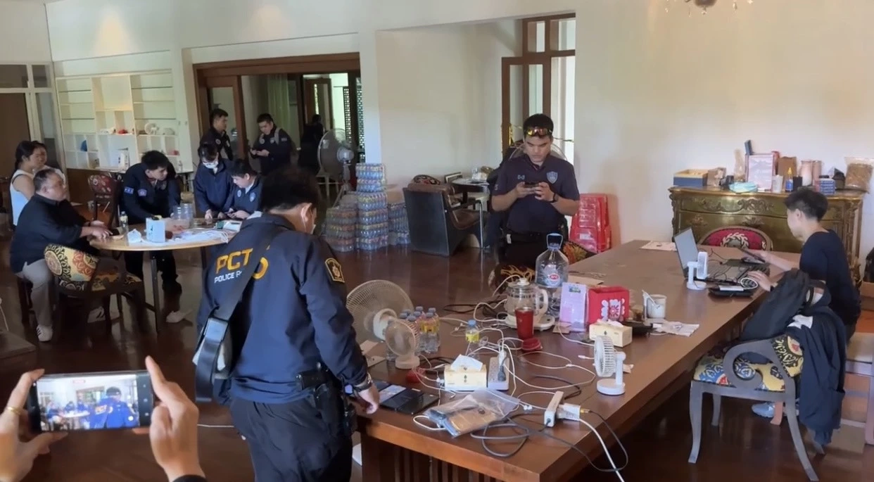 บุกทลาย "รังคอลเซ็นเตอร์ 20 ชาวจีน" เช่าพลูวิลล่าหรูราคา 90 ล้าน ติดแม่น้ำปิง