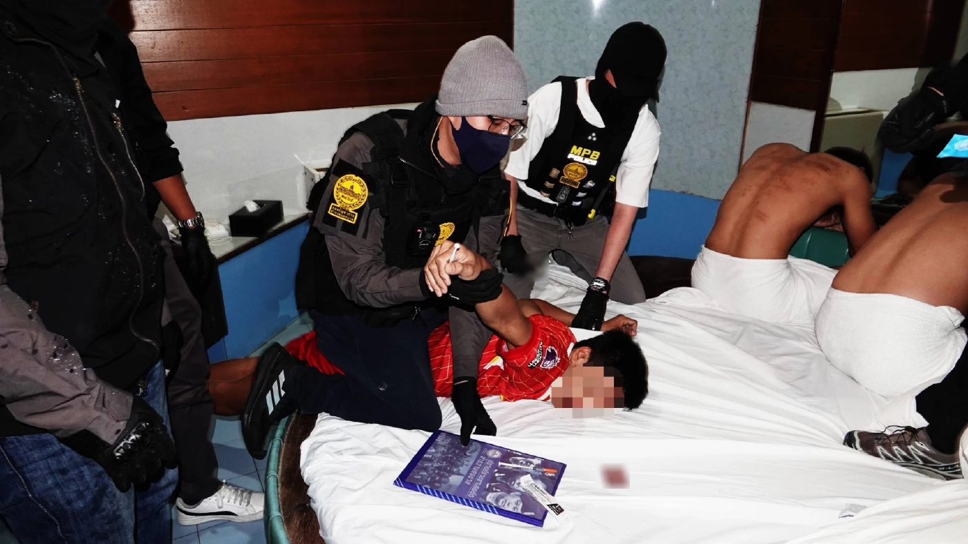 เปิดคลิป! \"หมอกอล์ฟ\" บริการเดลิเวอรี่ ส่งด่วนฉีดยาเสพติดให้ลูกค้าถึงเตียง