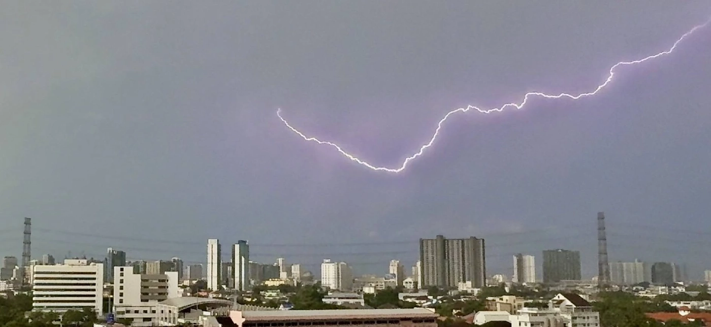 พายุฝนถล่มกรุง ต้นไม้ล้มขวางถนน-บ้านพัง การจราจรเป็นอัมพาตหลายจุด