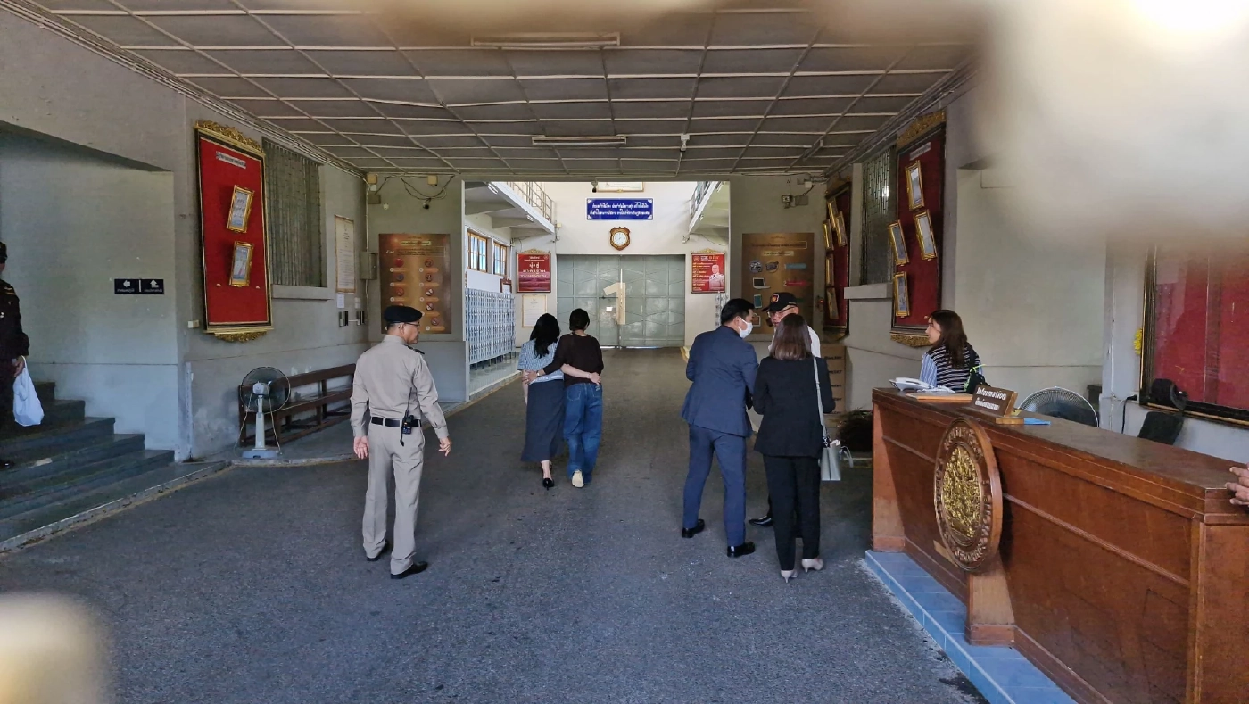 "แพทองธาร" ควง "พินทองทา" เข้าเยี่ยม "ทักษิณ" ที่เรือนจำกลางคลองเปรม (มีคลิป)