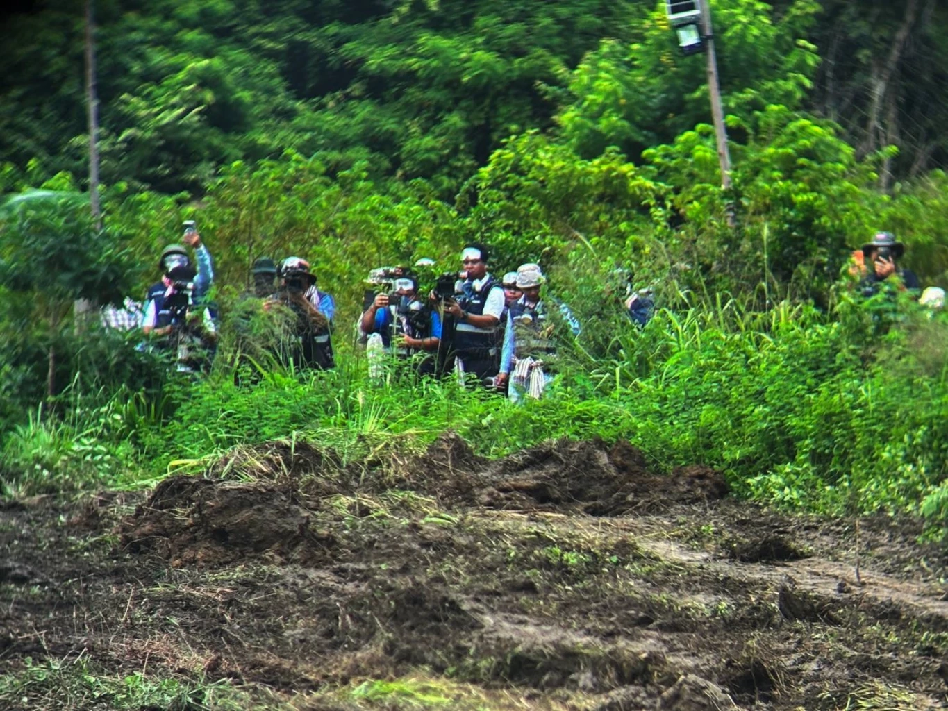 เปิดคลิป! \"กัมพูชาสไตล์\" ขนกองทัพสื่อ-มวลชนไลฟ์สด หวังเก็บภาพความรุนแรง