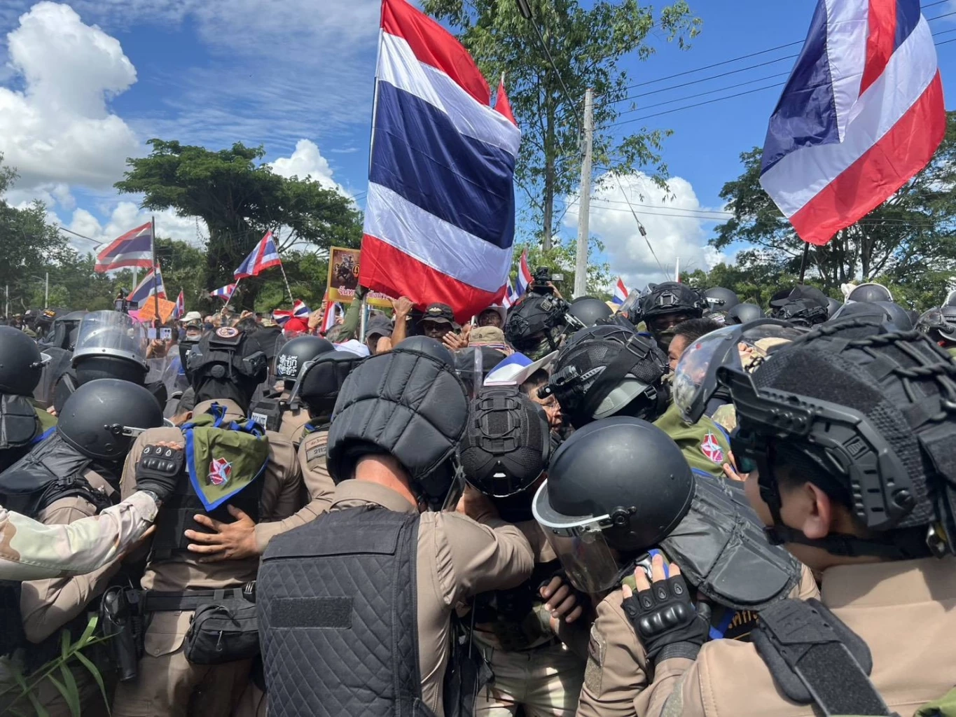 "บิ๊กดุลย์" ขอ "วีระ" อย่ากดดันทหาร รัฐบาลมีกลไกแก้ปัญหาอยู่แล้ว