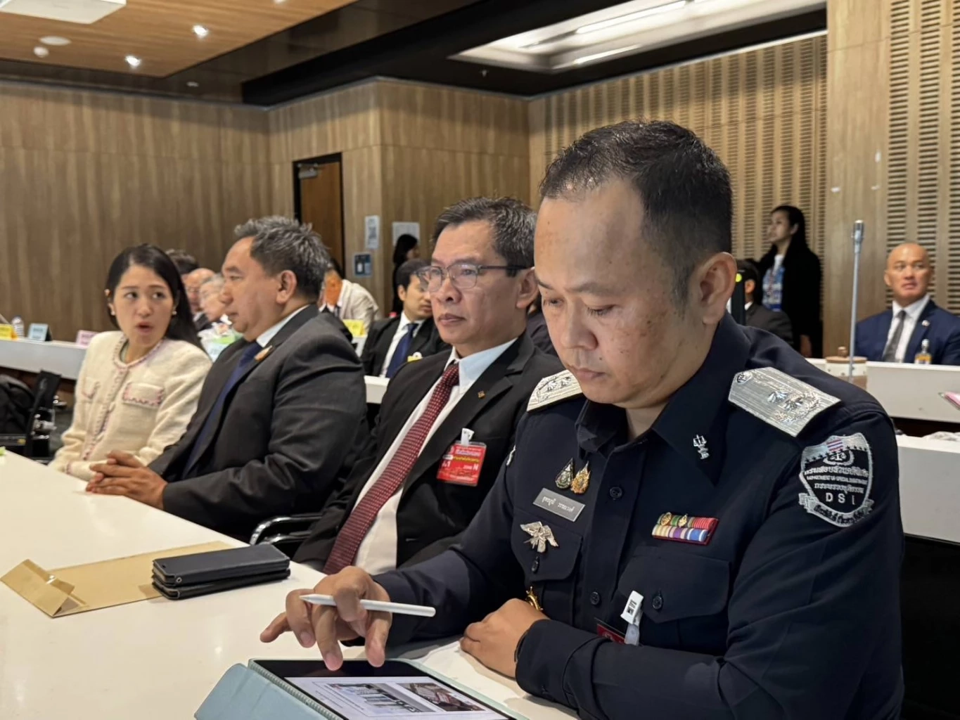 "โรม" ประชุม "กมธ.มั่นคงฯ" ห่วง เงิน 40 ล้านติดสินบน รมต.ดีอีฯ อาจโยงกลุ่มสแกมเมอร์