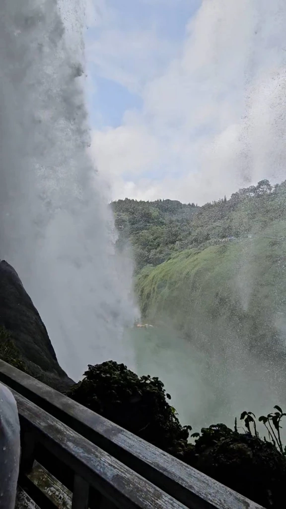 \"น้ำตกหวงกั่วซู่\" ใหญ่ที่สุดในจีน \"มณฑลกุ้ยโจว\" ยิ่งชมยิ่งสวย