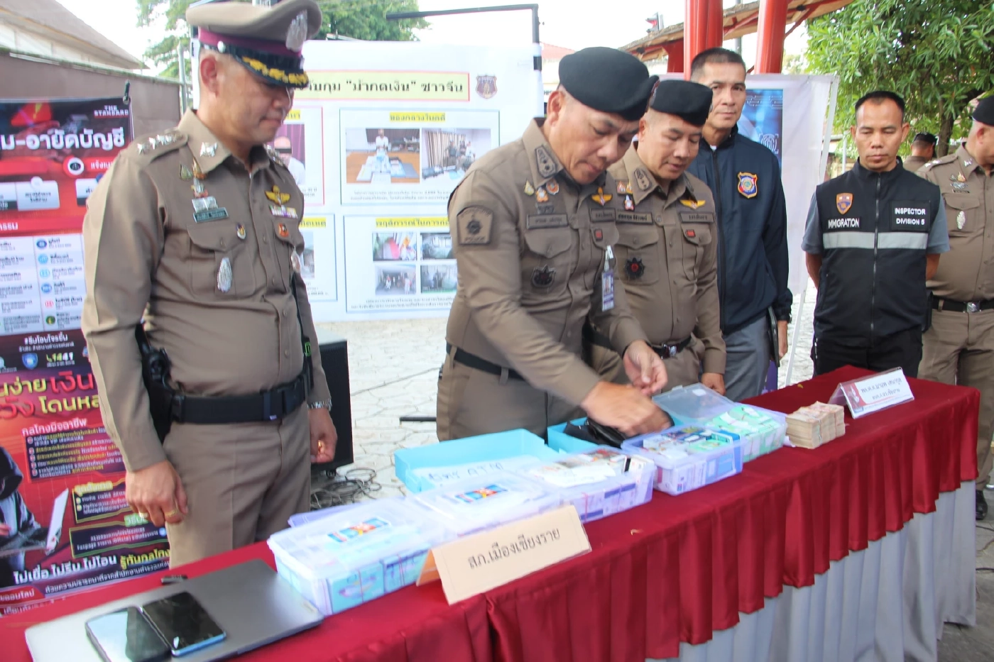 ตะลึง!! จับคนจีนพก ATM 2,057 ใบ ตระเวนกดเงินกลางเมืองเชียงราย