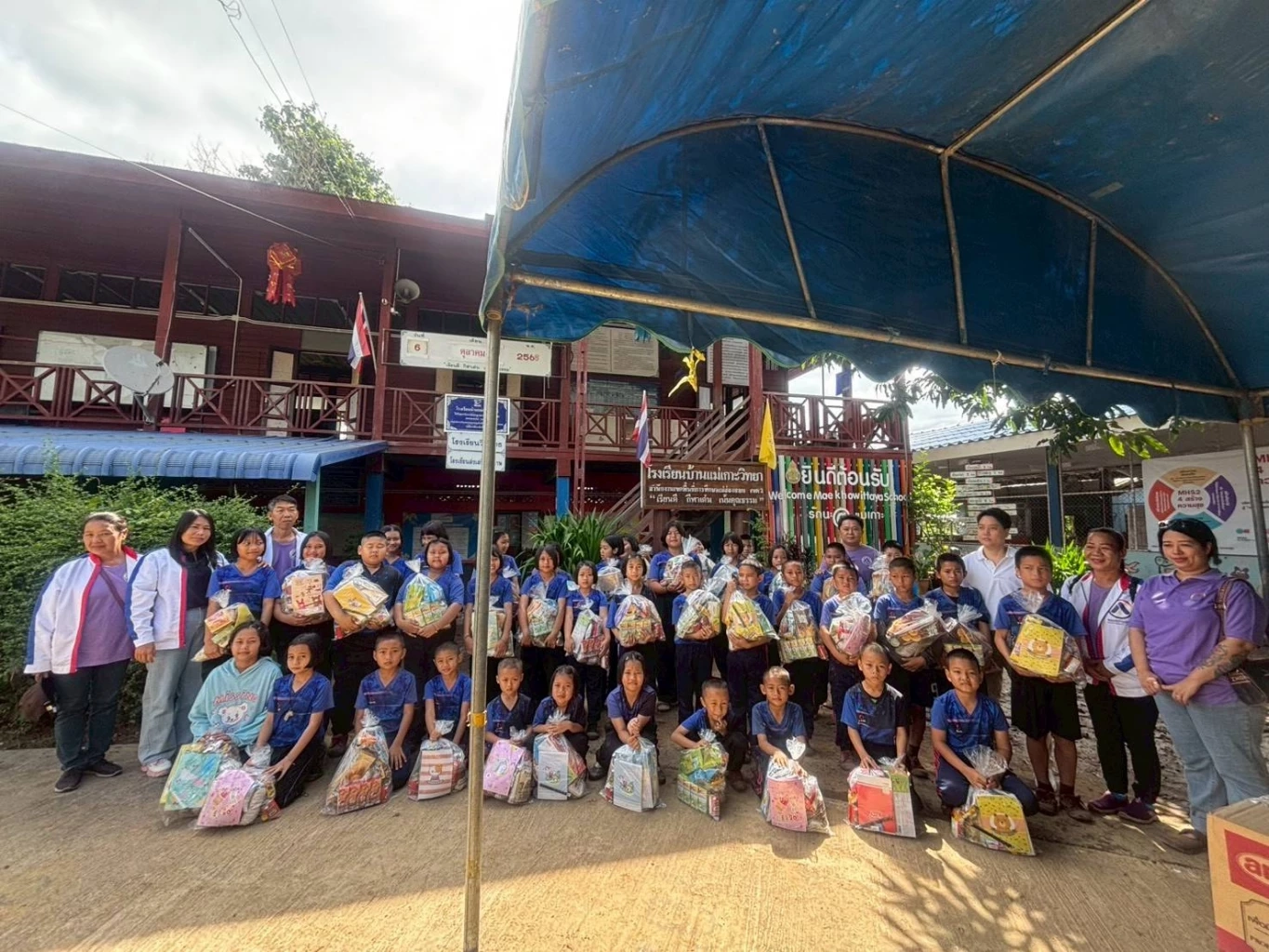 พรรคก้าวอิสระ ส่งธารน้ำใจช่วยเยาวชน อ.สบเมย สู้อุทกภัย