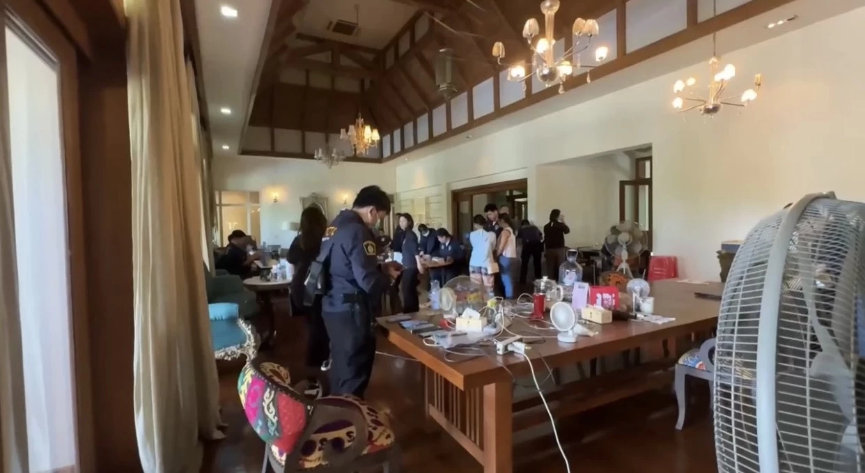 บุกทลาย "รังคอลเซ็นเตอร์ 20 ชาวจีน" เช่าพลูวิลล่าหรูราคา 90 ล้าน ติดแม่น้ำปิง