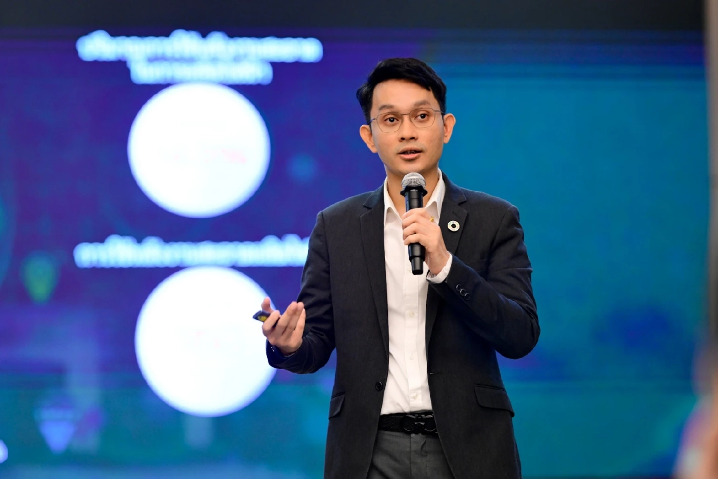 นายจักรี พิศาลพฤกษ์ เจ้าหน้าที่วิจัยอาวุโส บริษัท ศูนย์วิจัยกสิกรไทย จำกัด