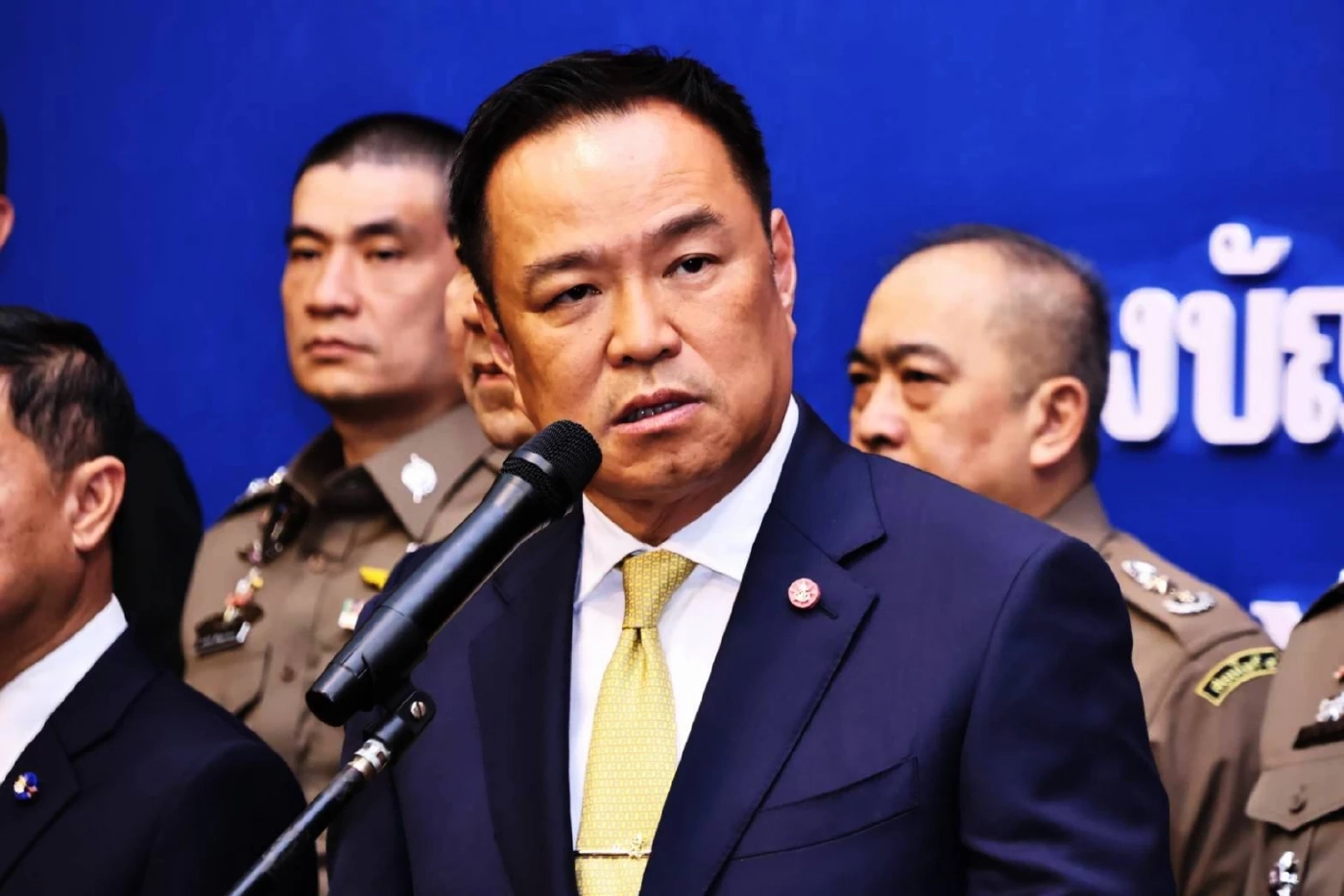 \"นายกฯอนุทิน\" ย้ำพรรคไม่มีนโยบาย \"รับสินบน\" ยังไม่ได้ถาม \"ไชยชนก\"