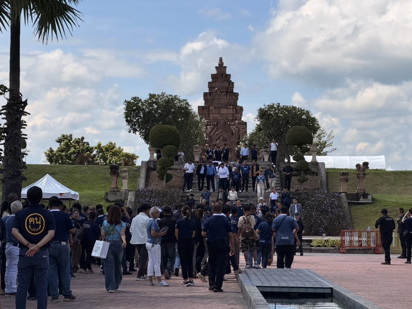 วันเกิด “เนวิน” อวยพร “อนุทิน” เป็นนายกฯ อีก 4 ปี นักการเมืองร่วมคึกคัก