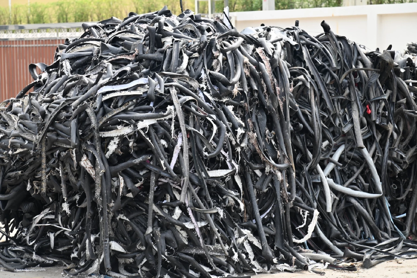 “ธนกร” ส่งทีม “เต็มเหนี่ยว” ปิดโรงงานเถื่อนกลางเมืองสมุทรสาคร