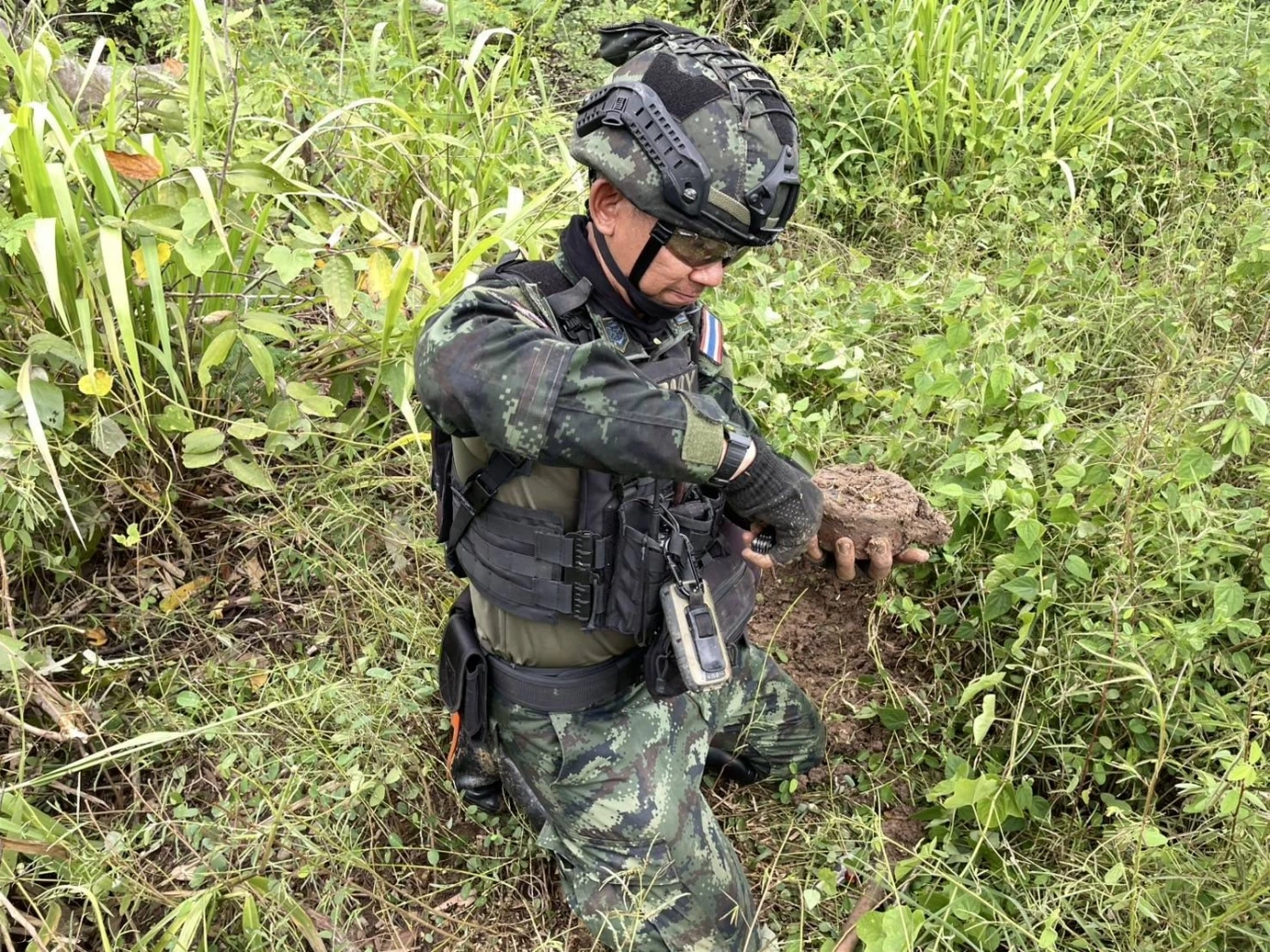 ฉก.12 พบทุ่นระเบิดสังหารบุคคล 3 ทุ่น ที่บ้านหนองหญ้าแก้ว