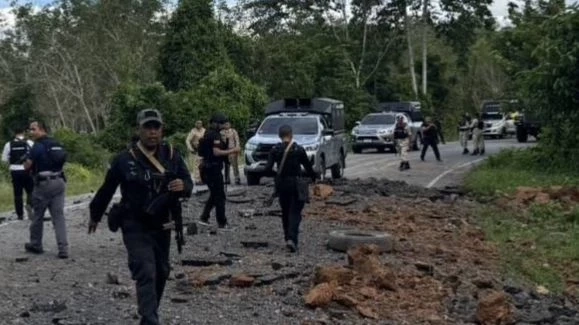 เหิมหนัก! คนร้ายดักวางระเบิดรถหุ้มเกราะลอยละลิ่ว 20 เมตร ดับ อส.