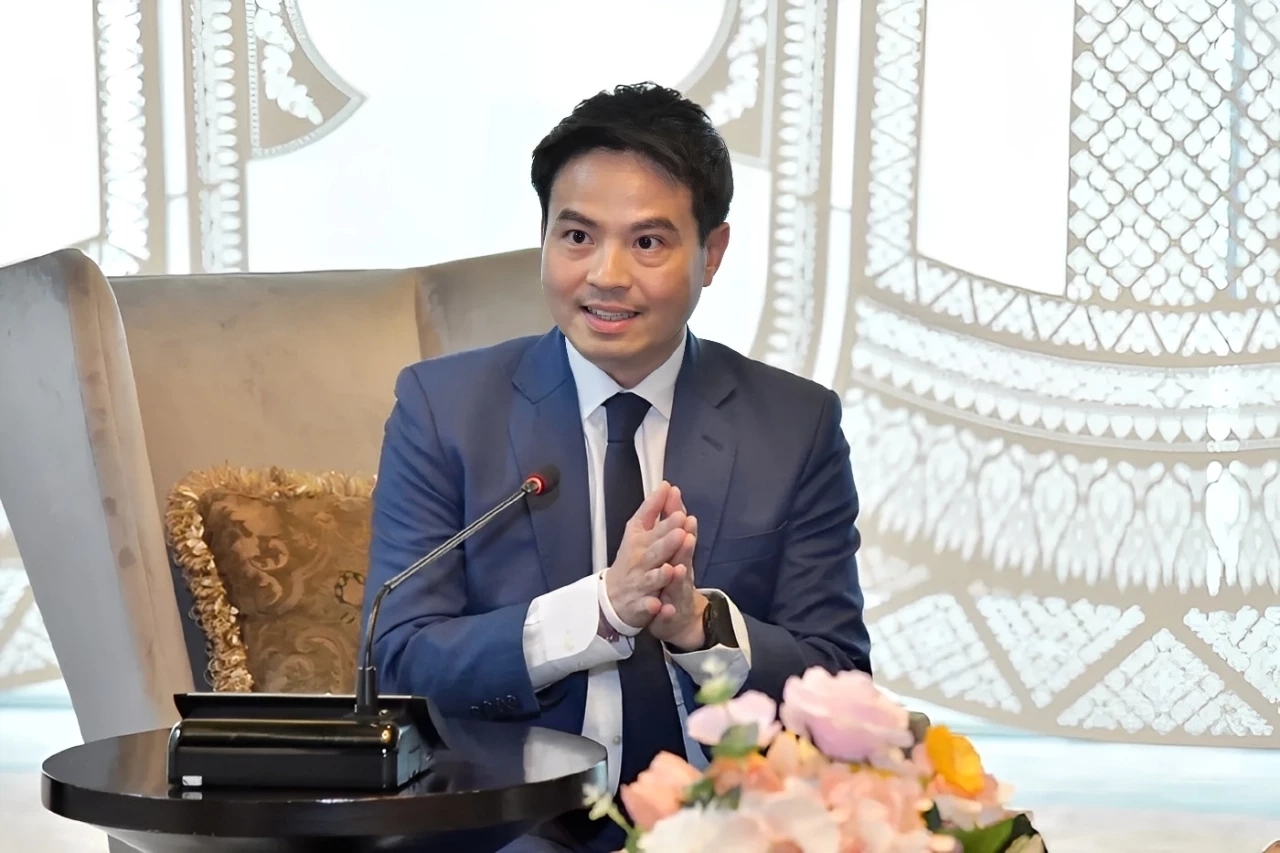 นายภราดร ปริศนานันทกุล รัฐมนตรีประจําสํานักนายกรัฐมนตรี 