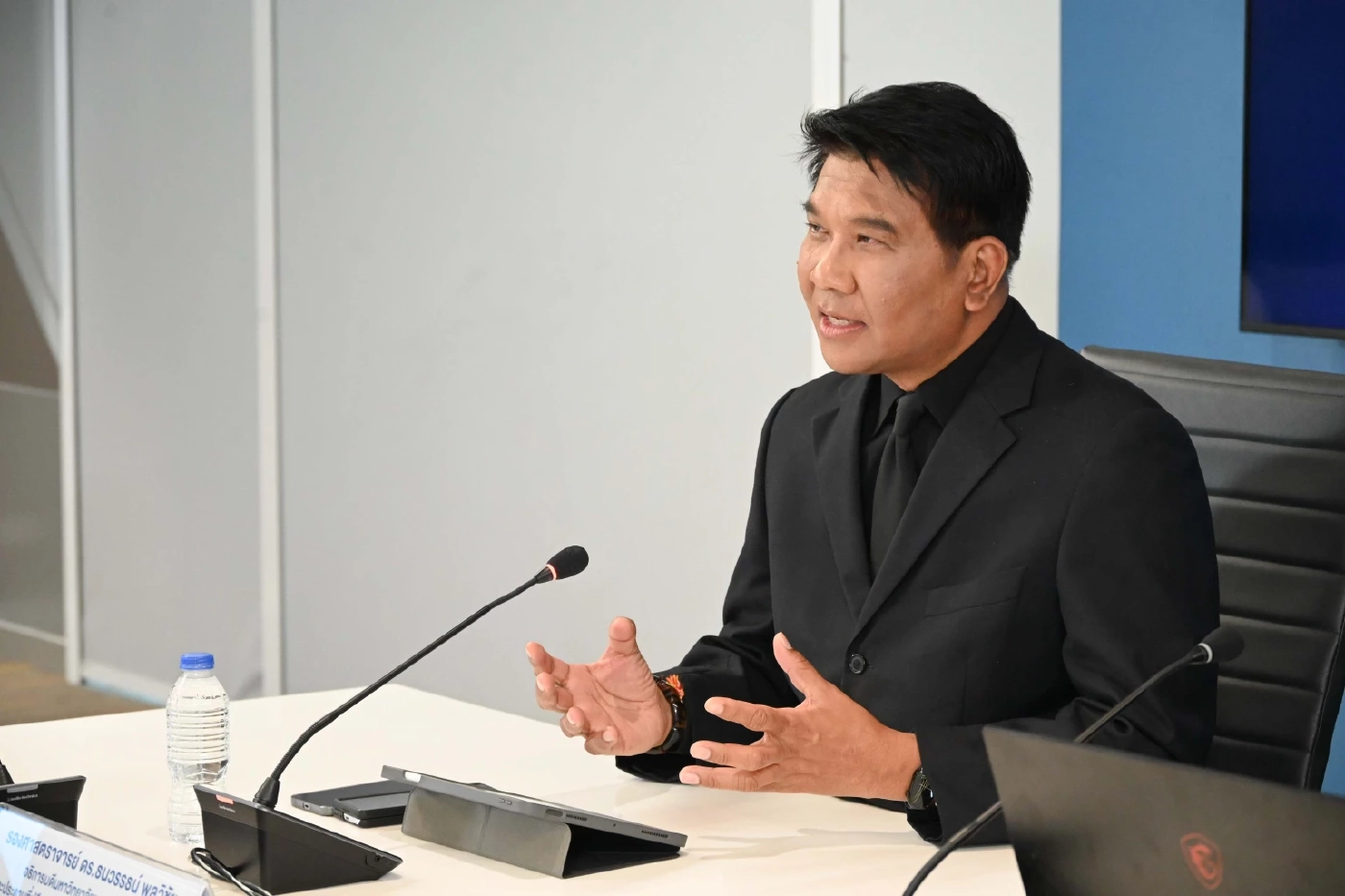 รศ.ดร.ธนวรรธน์ พลวิชัย